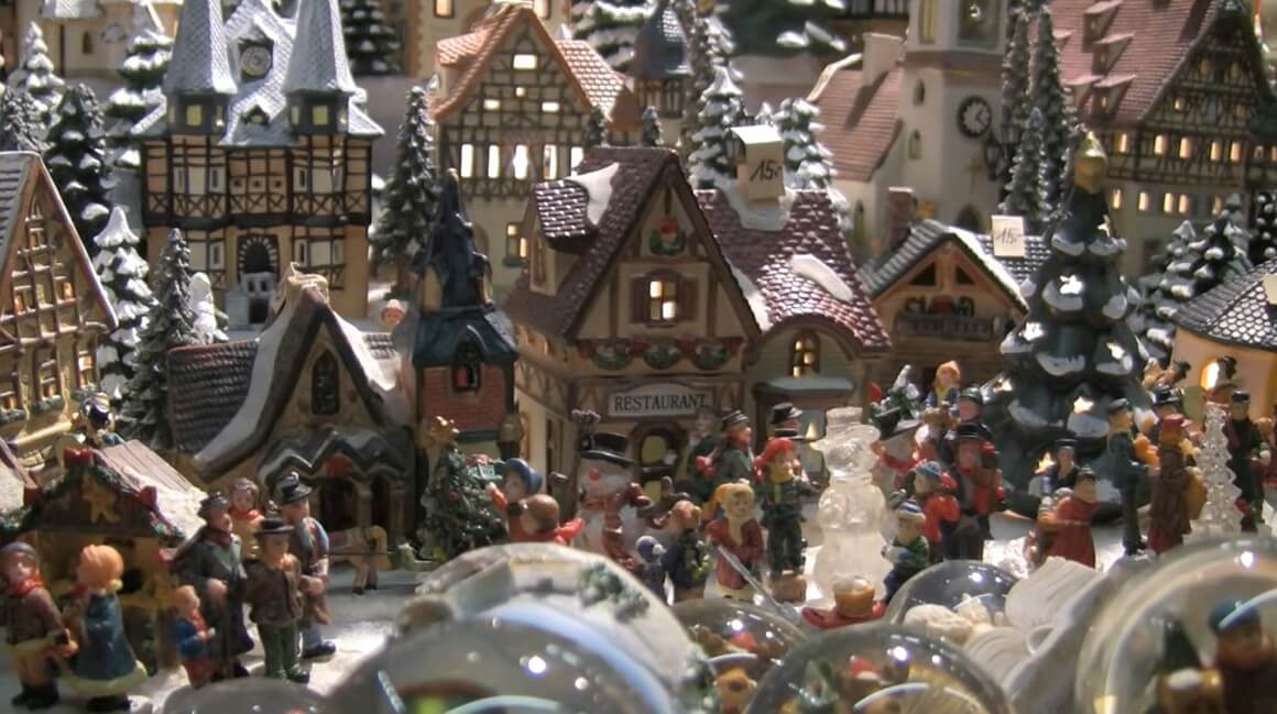 modèles de maisons traditionnelles et de santons autrichiens sur le marché de noel de salzburg