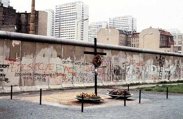 mur de berlin et mémorial aux victimes abattues alors qu'elles tentaient de franchir le mur