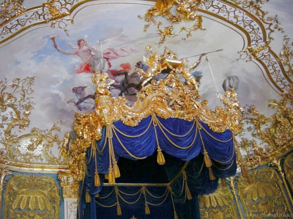 trône de louis II de bavière dans la résidence royale de lindehof