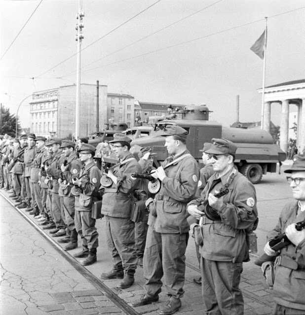 troupes soviétiques prêtes au combat le 12 aout 1961 lors de la construction du mur de berlin