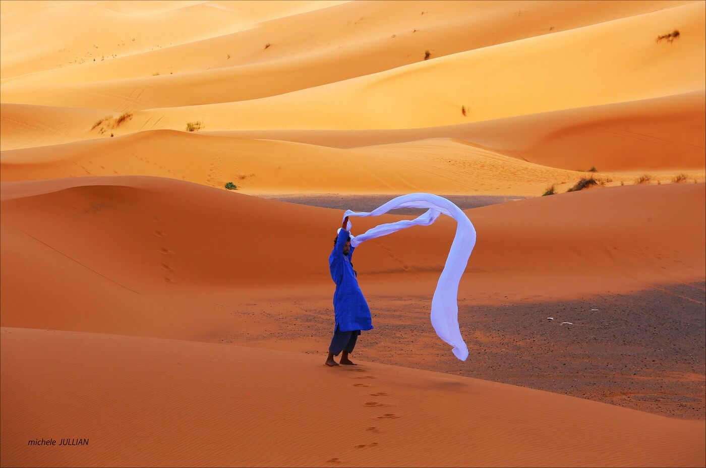 un berbère avec son foulard dans le désert marocain