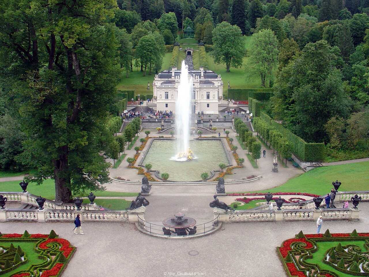 vue sur le château de Linderhof depuis le belvedère sur les jardins et les jets d'eaux