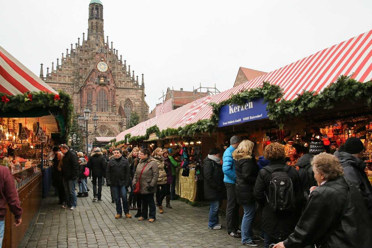 marché de noel de la place de la cathédrale à Nuremberg