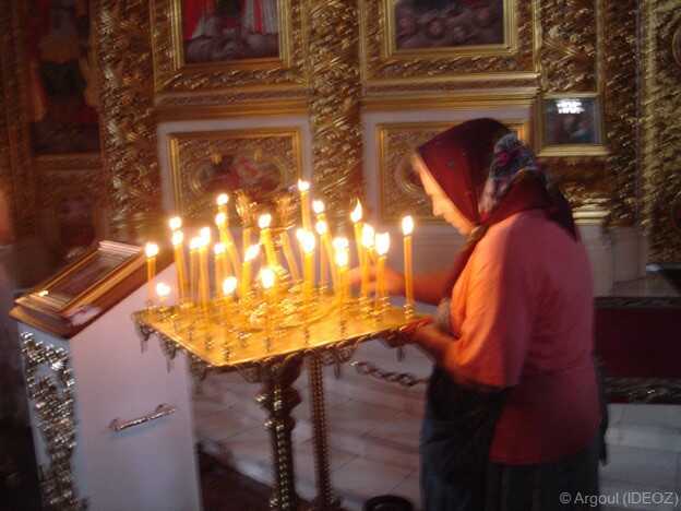 Prière et cierges à l'église saint André de Kiev