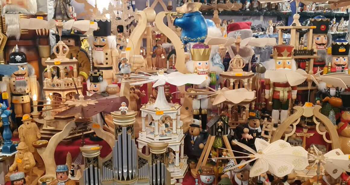 casse noisette et objets décoratifs de noel en bois sur le marché de noel de nuremberg