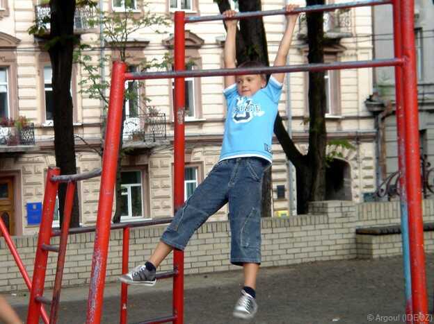 enfant s'amusant dans une aire de jeux à kiev