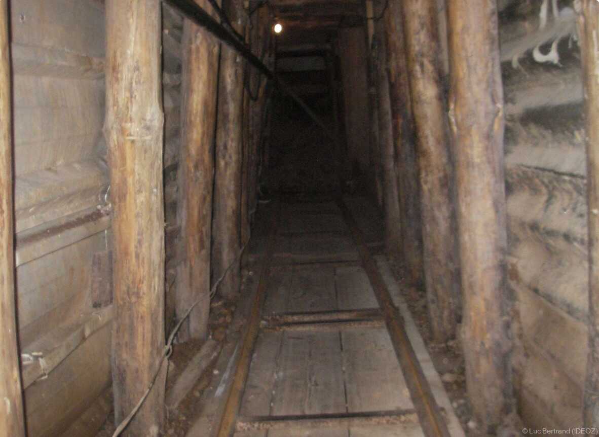 intérieur d'un des tunnels ayant servi pendant la guerre de bosnie lors du siège de sarajevo