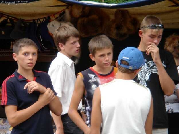 jeunes garçons discutant dans kiev 