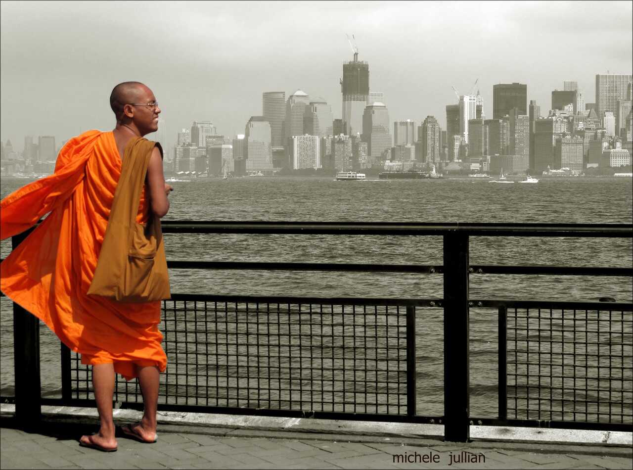 moine bouddhiste admirant le panorama de New york