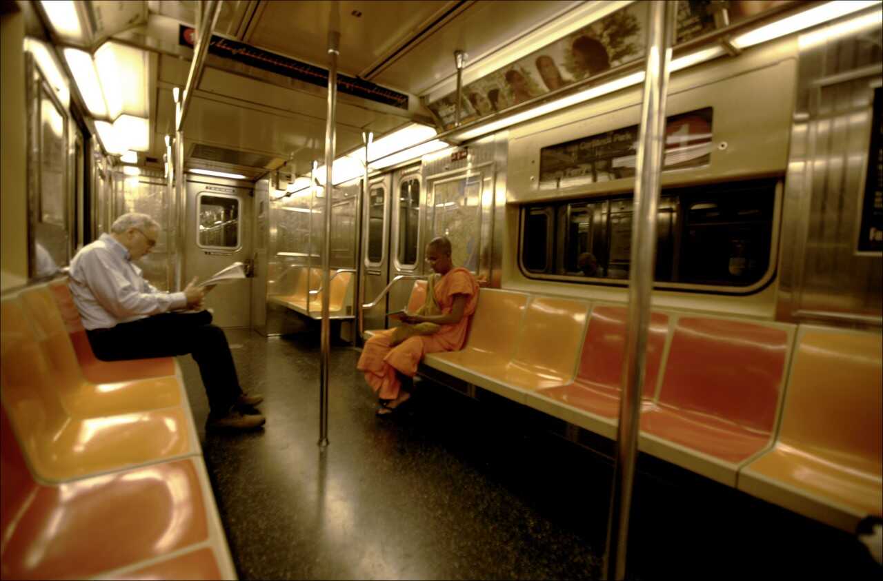moine bouddhiste dans le métro de new york
