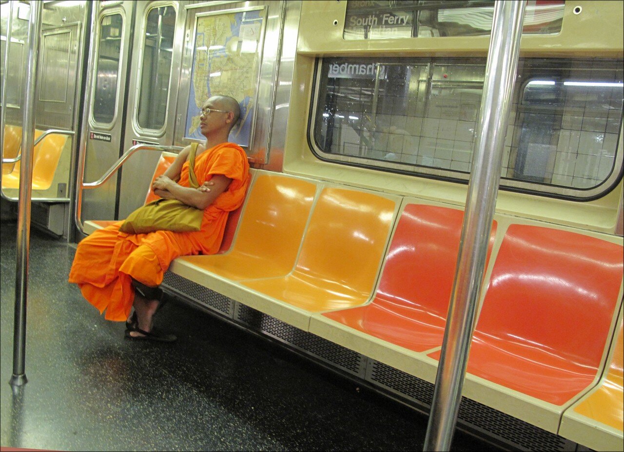 moine bouddhiste dans le métro de new york