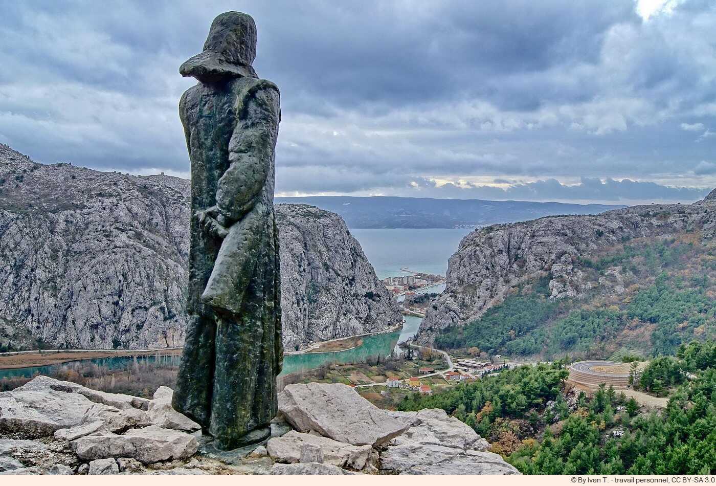 statue de de Mila Gojsalić sculptée par Meštrović à Omis surplombant la Cetina