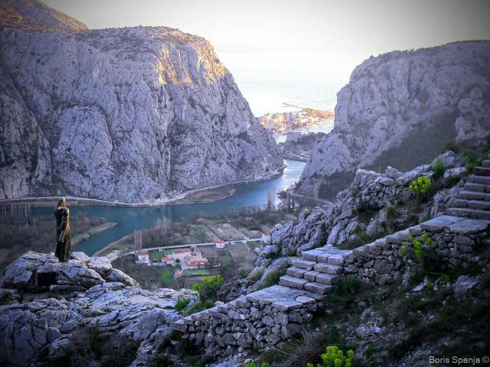 canyon de la rivière cetina depuis la statue de mila goljasic