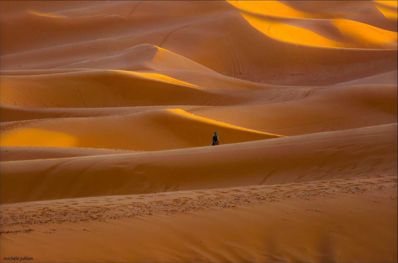 mergouza désert au maroc voyageur dans les dunes