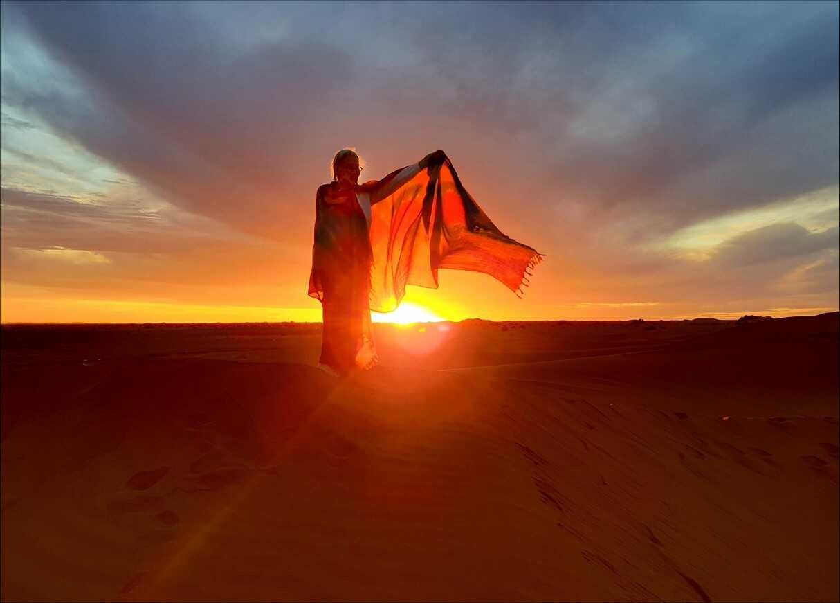 michele jullian dans le désert au maroc