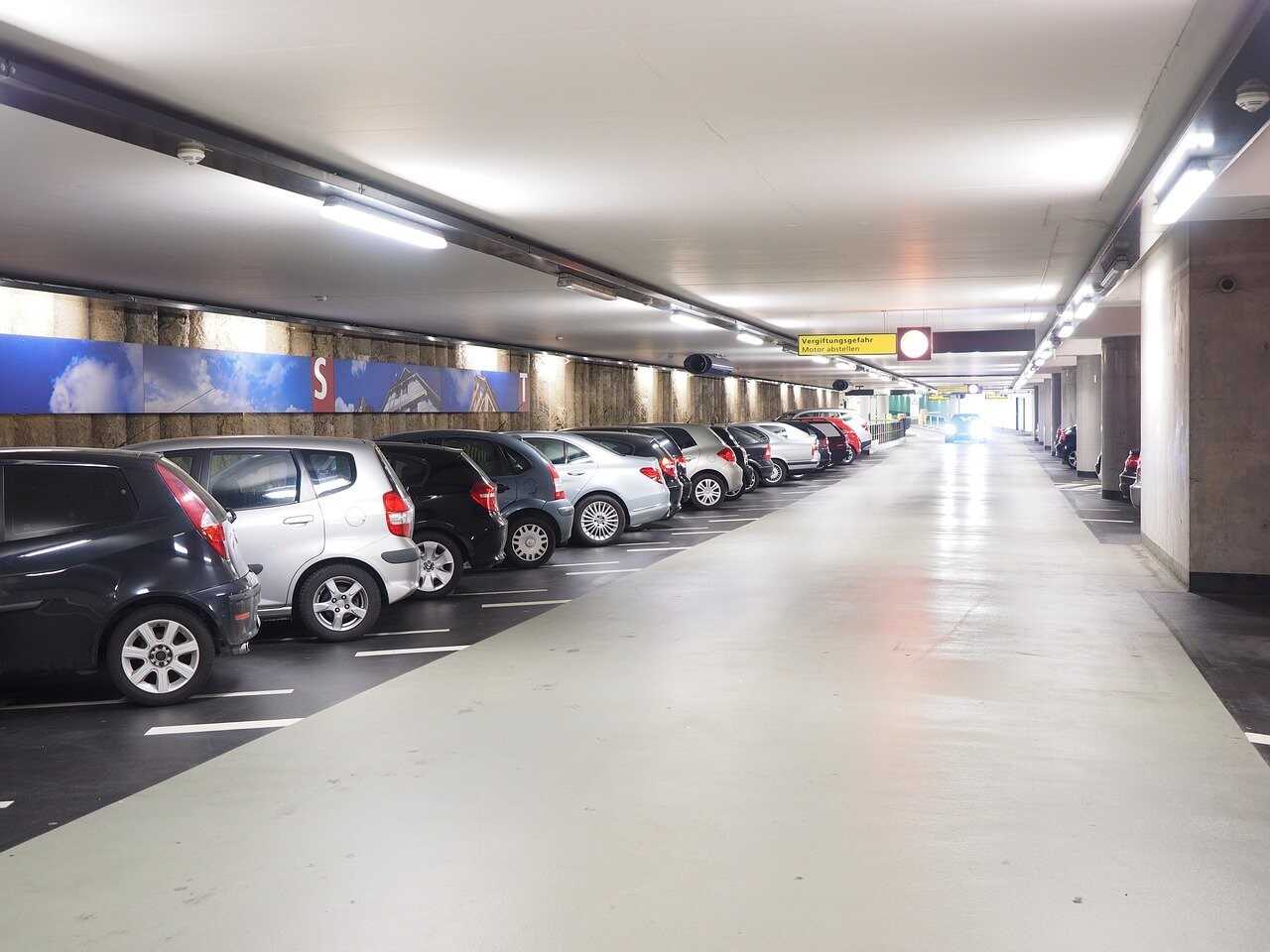 parking pour voitures à l'aéroport de paris roissy