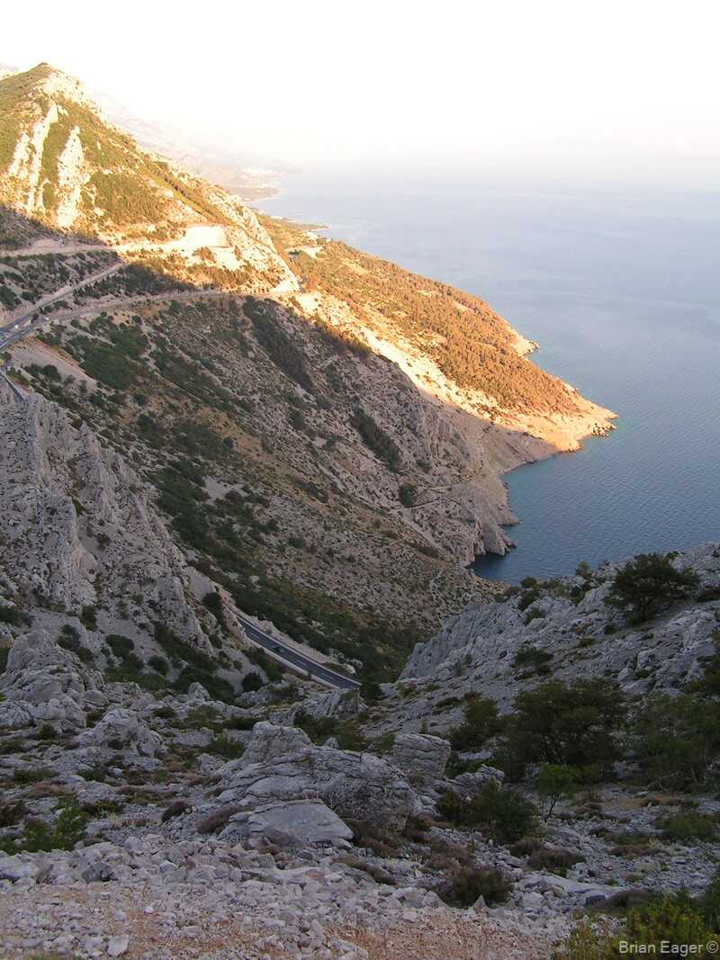 Route magistrale en dalmatie depuis les hauteurs de la forteresse d'Omis