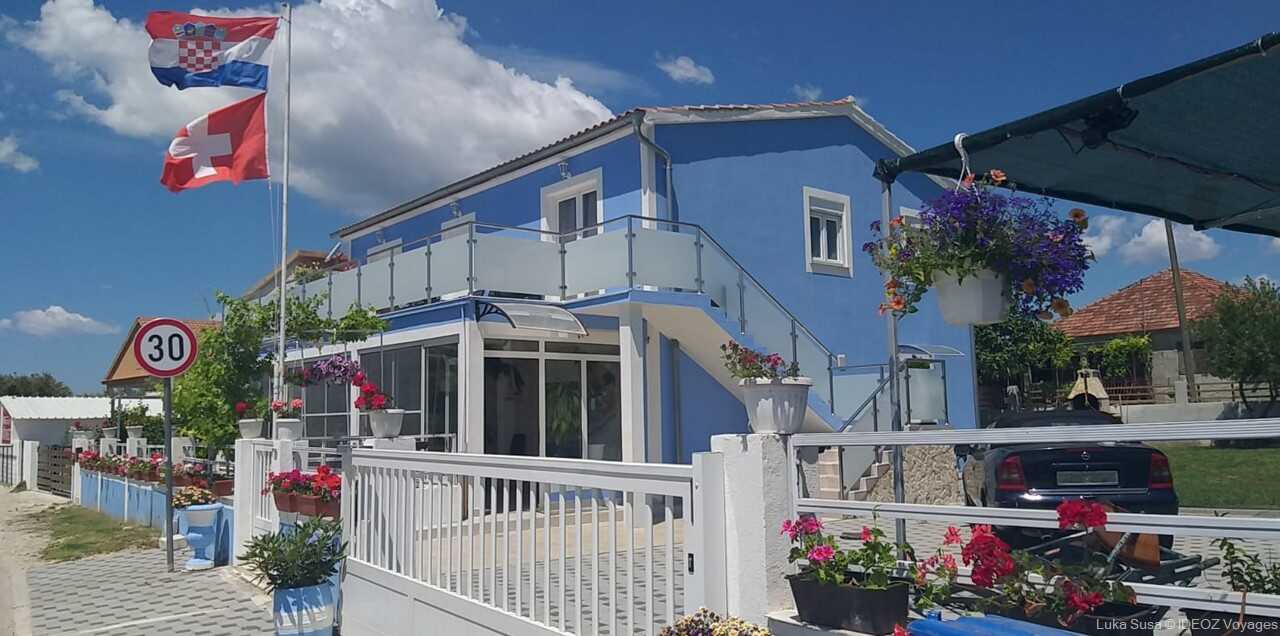 maison bleue de la famille susa à vrana
