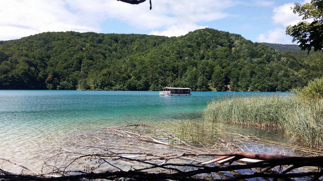 bateau électrique sur le lac Kozjak à Plitvice
