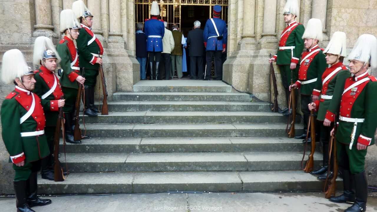 gardes à l'entrée de la chapelle de Starnberg à la cérémonie de commémoration de la mort de louis ii de bavière 