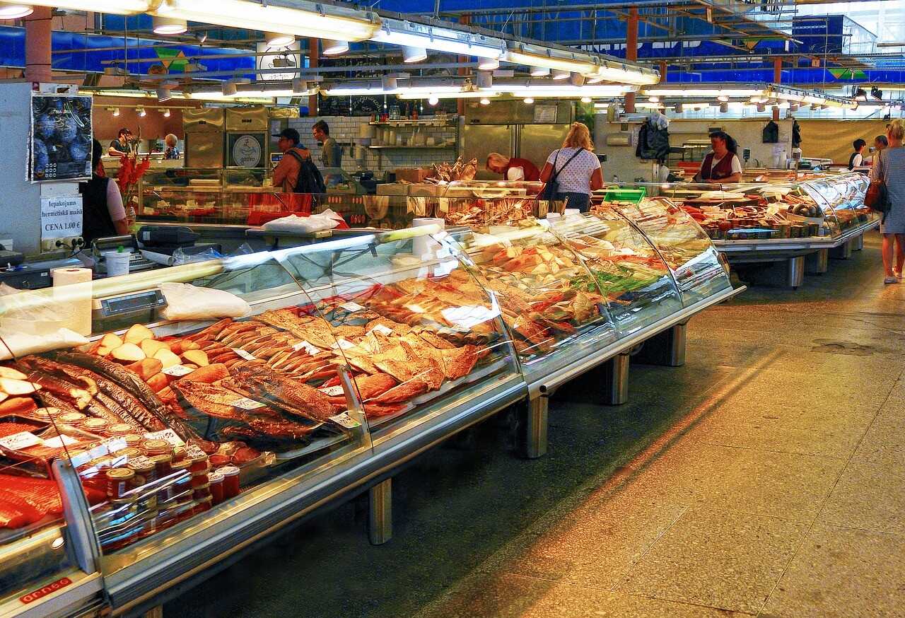marché aux poissons stands sur le centralrigus marché central de riga