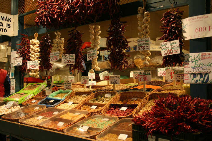paprika et poivrons séchés hongrois sur un stand d'un des marchés de budapest