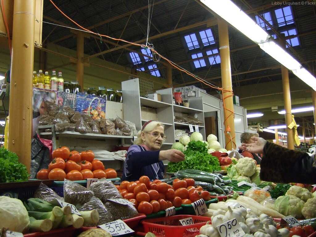 stand de légumes sur le marché central de riga