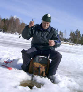 finlandais pratiquant la pêche sur glace