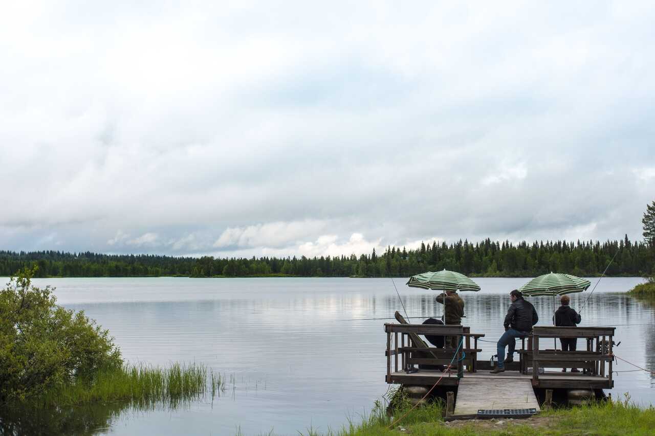 partie de pêche au bord d'un des lacs en finlande