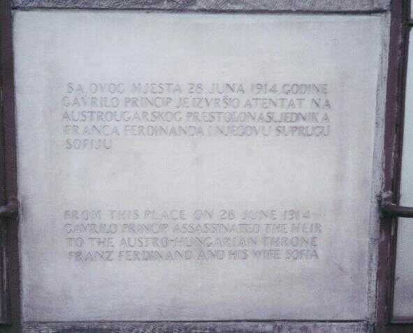 plaque commémorative à sarajevo signalant l'attentat de gravrilo princip qui a tué françois ferdinand de habrbourg et de sa femme 