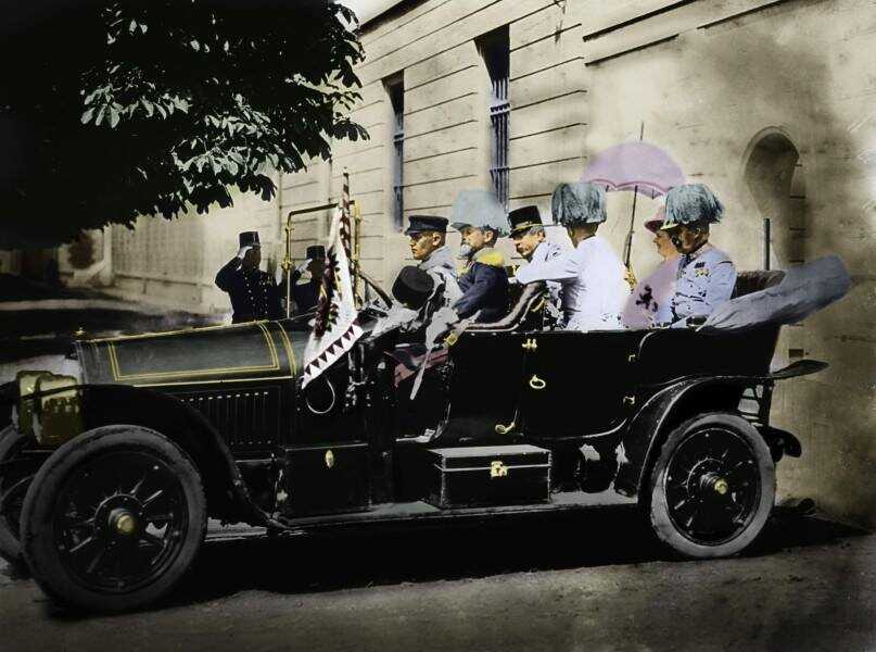 voiture conduisant l'archiduc François ferdinand de habsbourg et la duchesse sophie de hohenberg dans sarajevo le 28 juin 1914