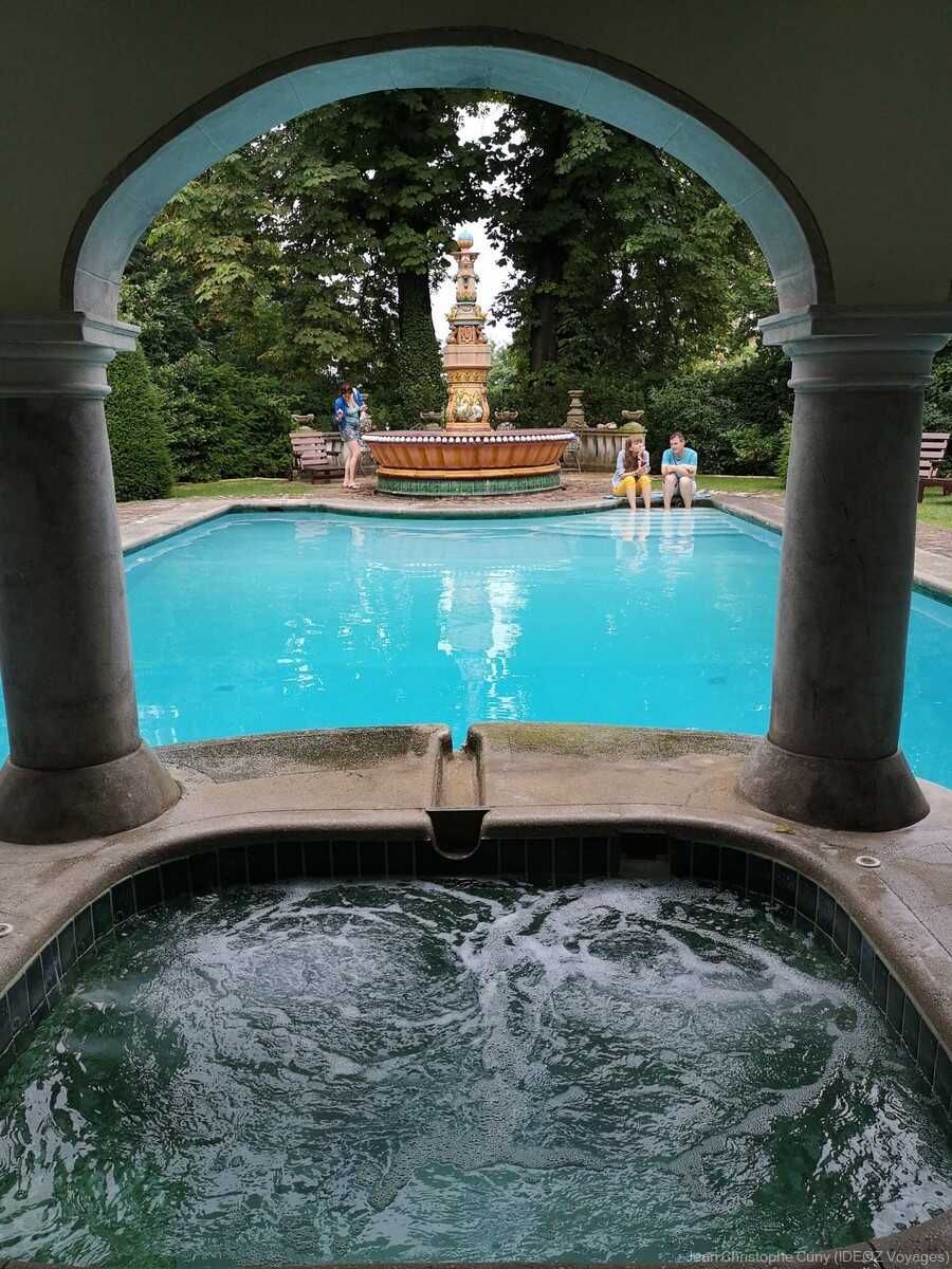Fontaine Art nouveau et piscine de la villa de l'écrivain à Budapest 