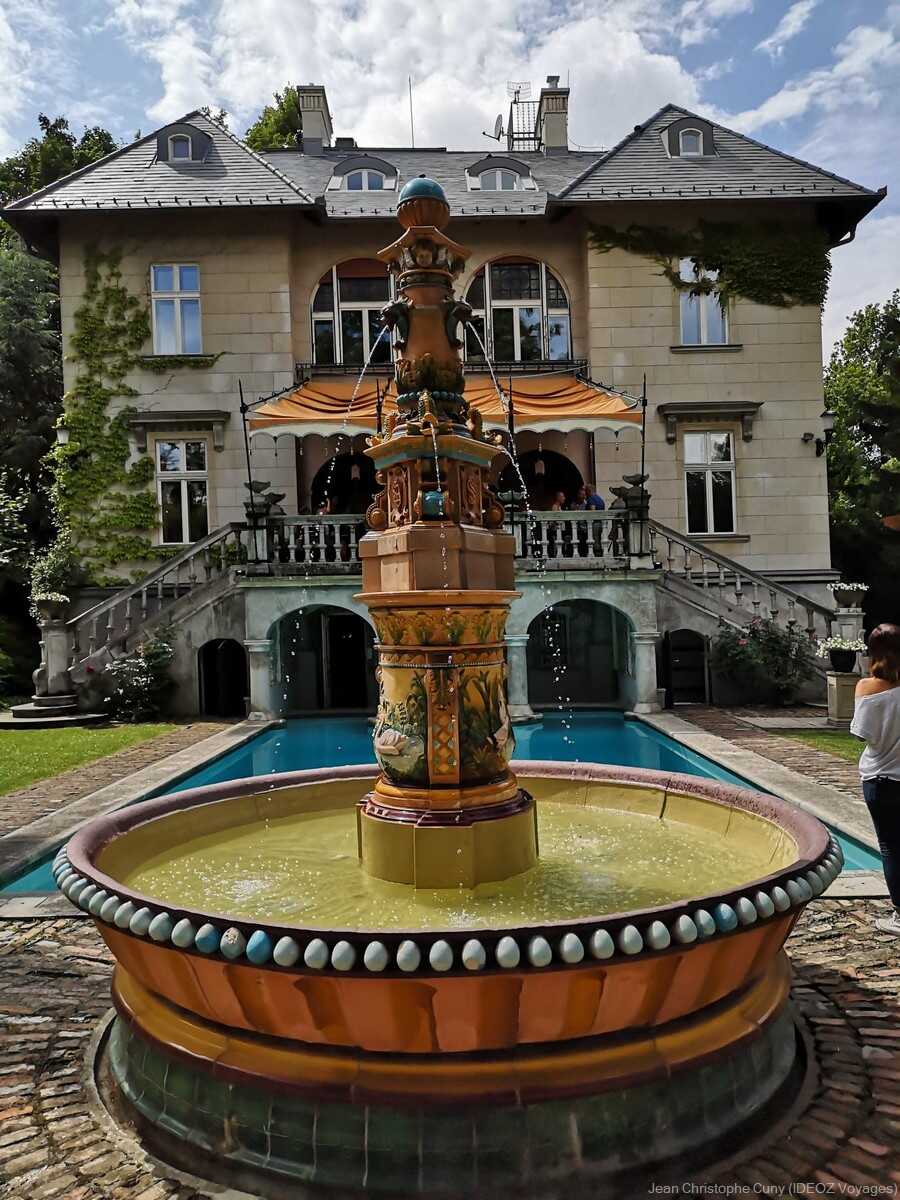Fontaine Art nouveau et villa de l'écrivain à Budapest
