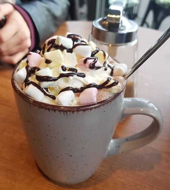 Heiße Schokolade mit Marshmallows und Sahne Chocolat chaud avec des marshmallow et de la crème