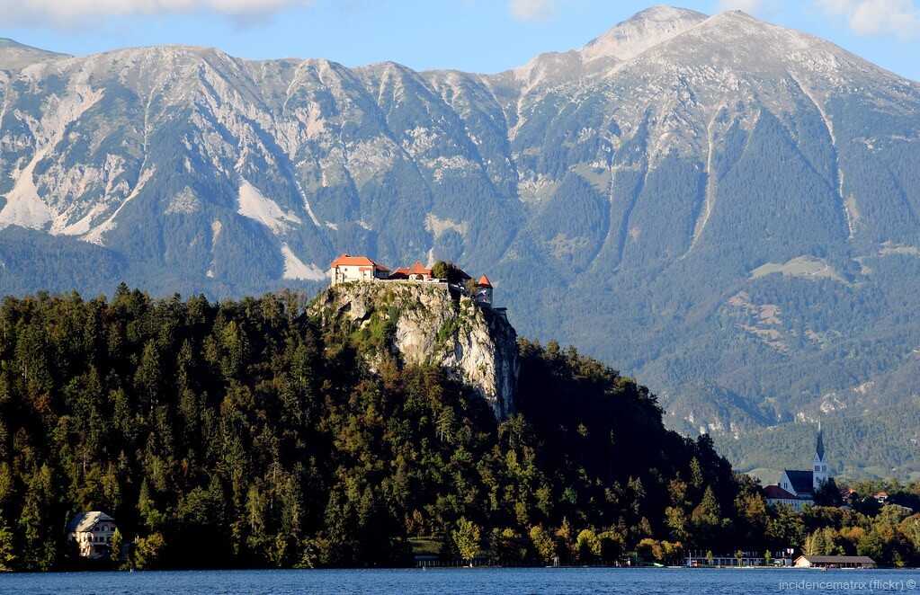 château médiéval de bled surplombant le lac