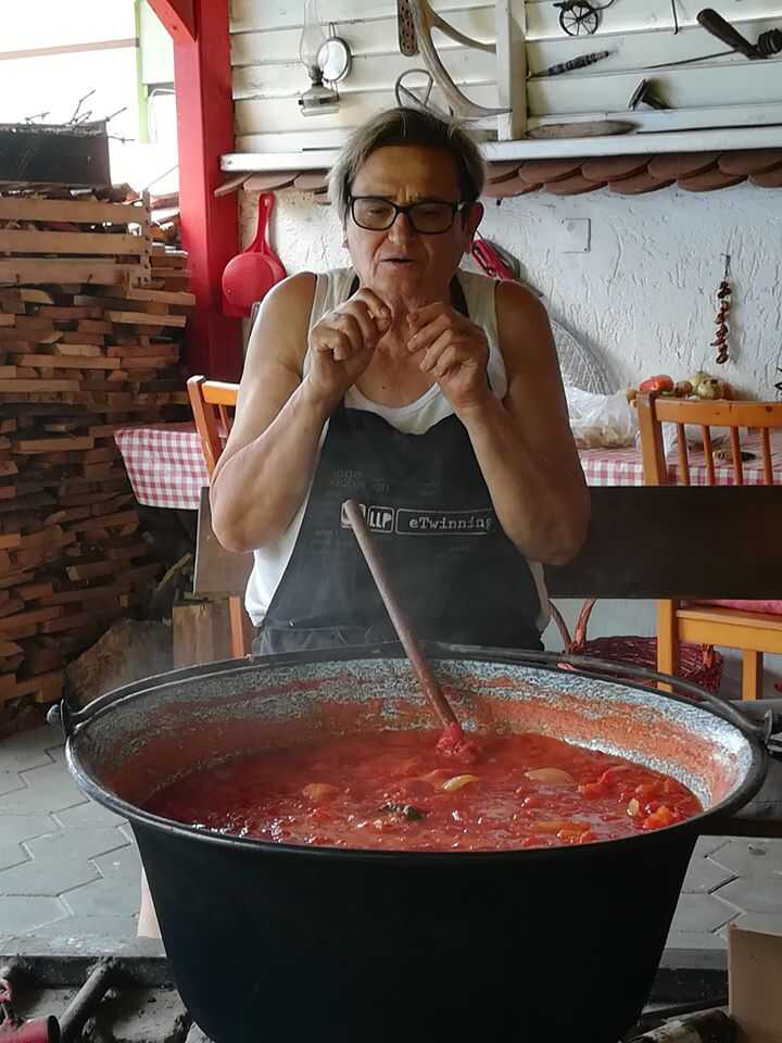préparation du fis paprikas en slavonie à bilje chez Maria à l'agrotourisme Crvendac 