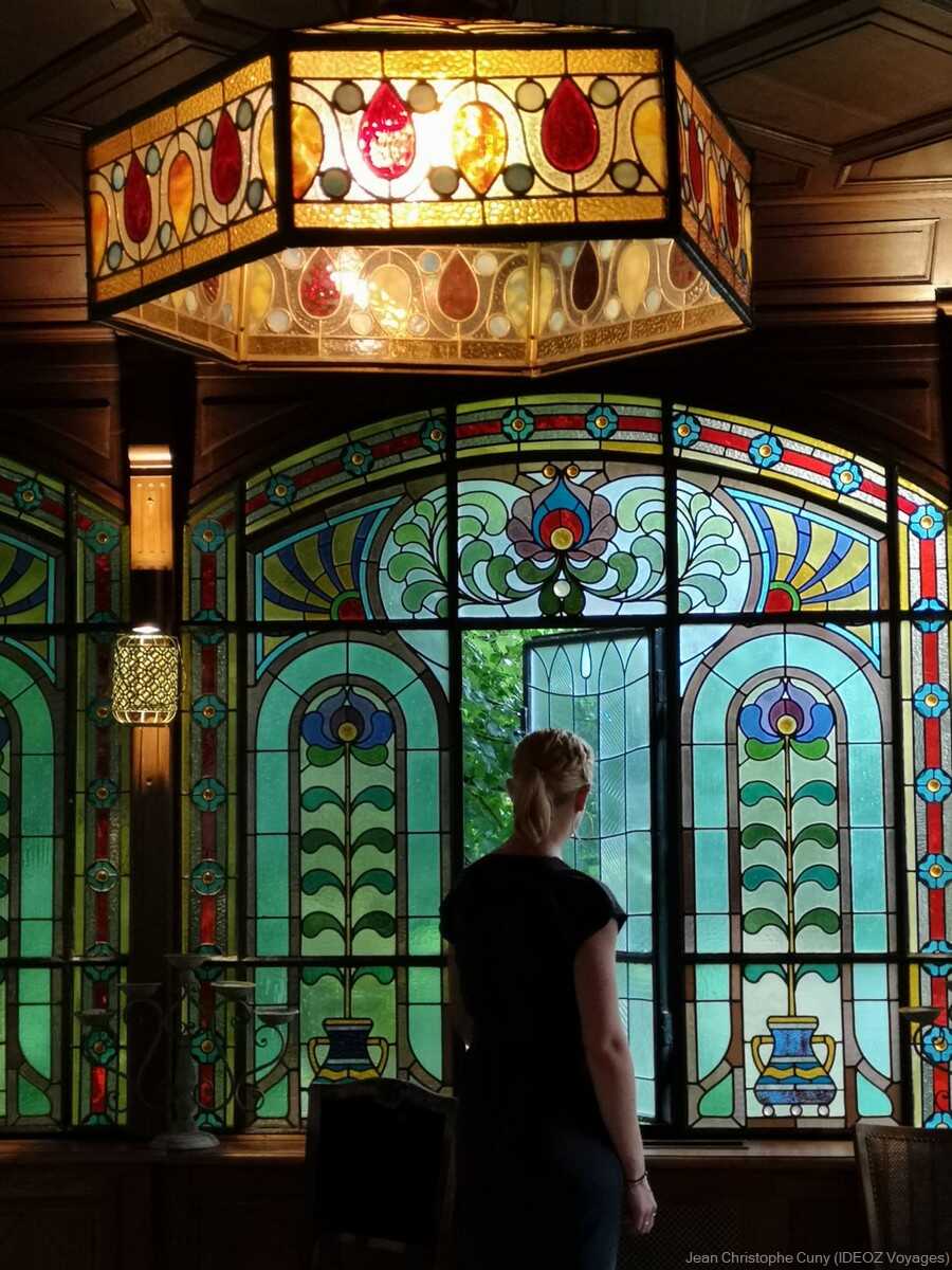 vitraux de style art nouveau dans la villa de l'écrivain à budapest