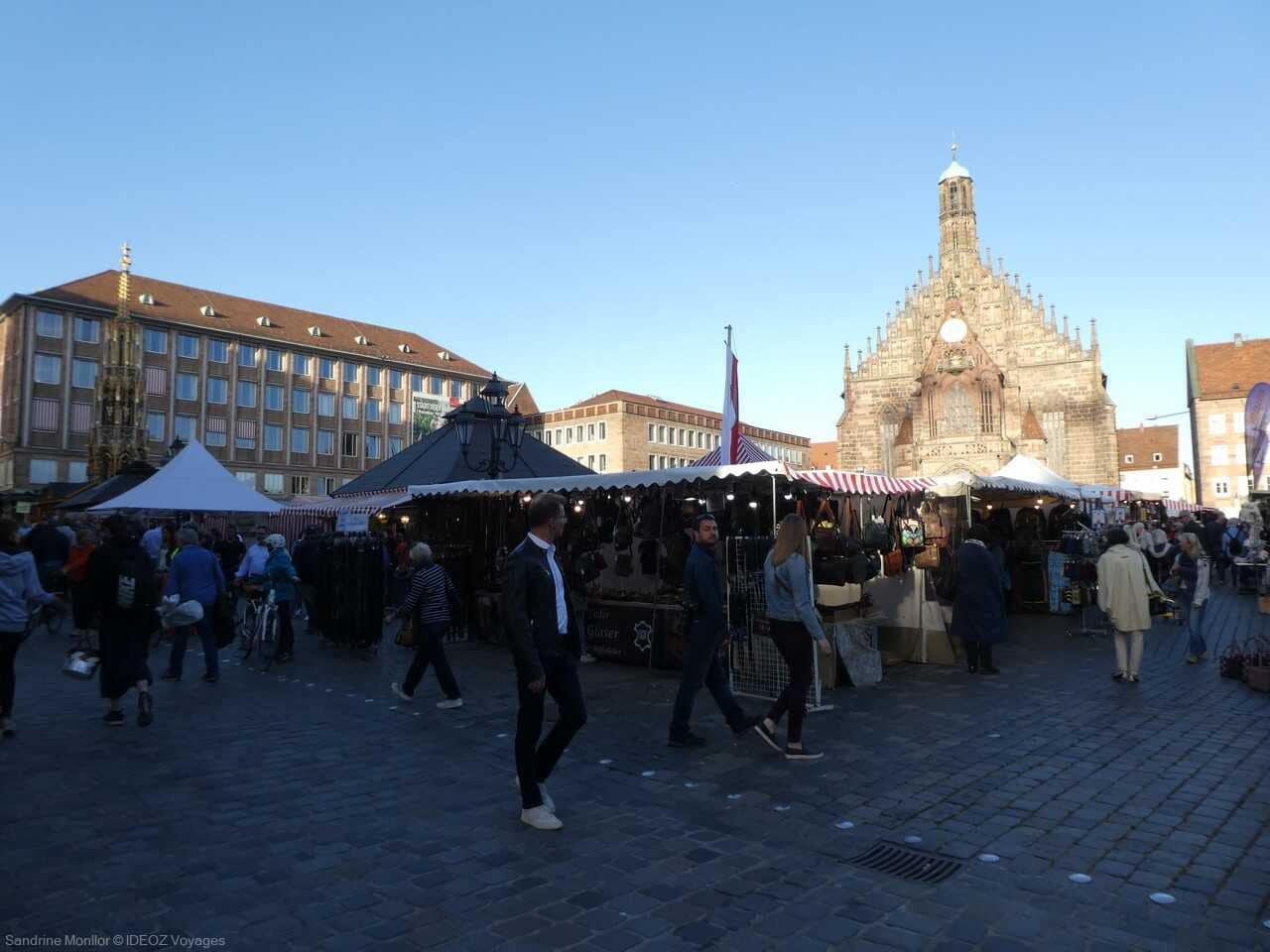 marché artisanal et place de la cathédrale à Nuremberg