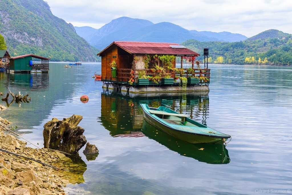 maisons flottantes sur la rivière drina en serbie