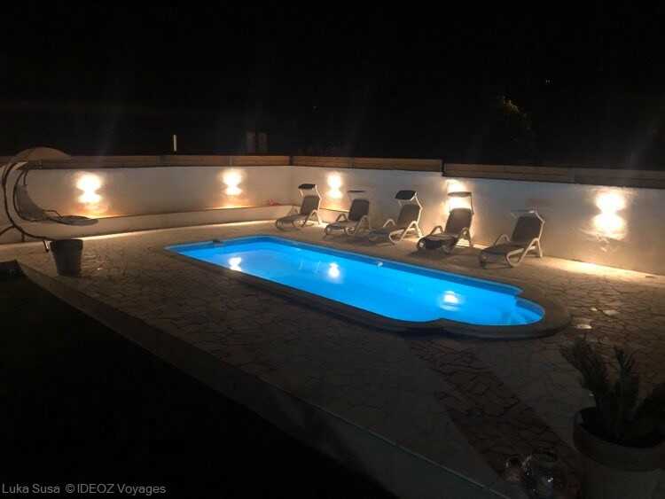 piscine de nuit aux appartements Susa à vrana