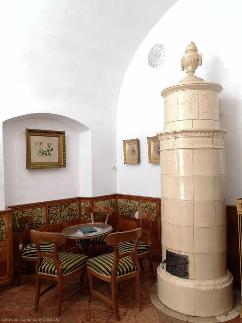 intérieur du salon de thé Ruzswurm dans le quartier du château à budapest