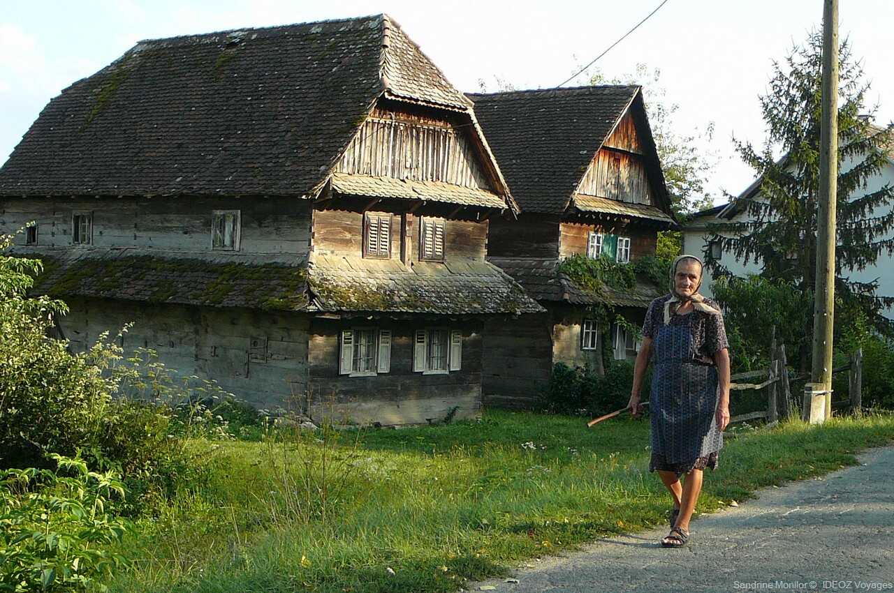 ida maisons traditionnelles à l'entrée de cigoc dans le parc naturel de lonjsko polje en croatie