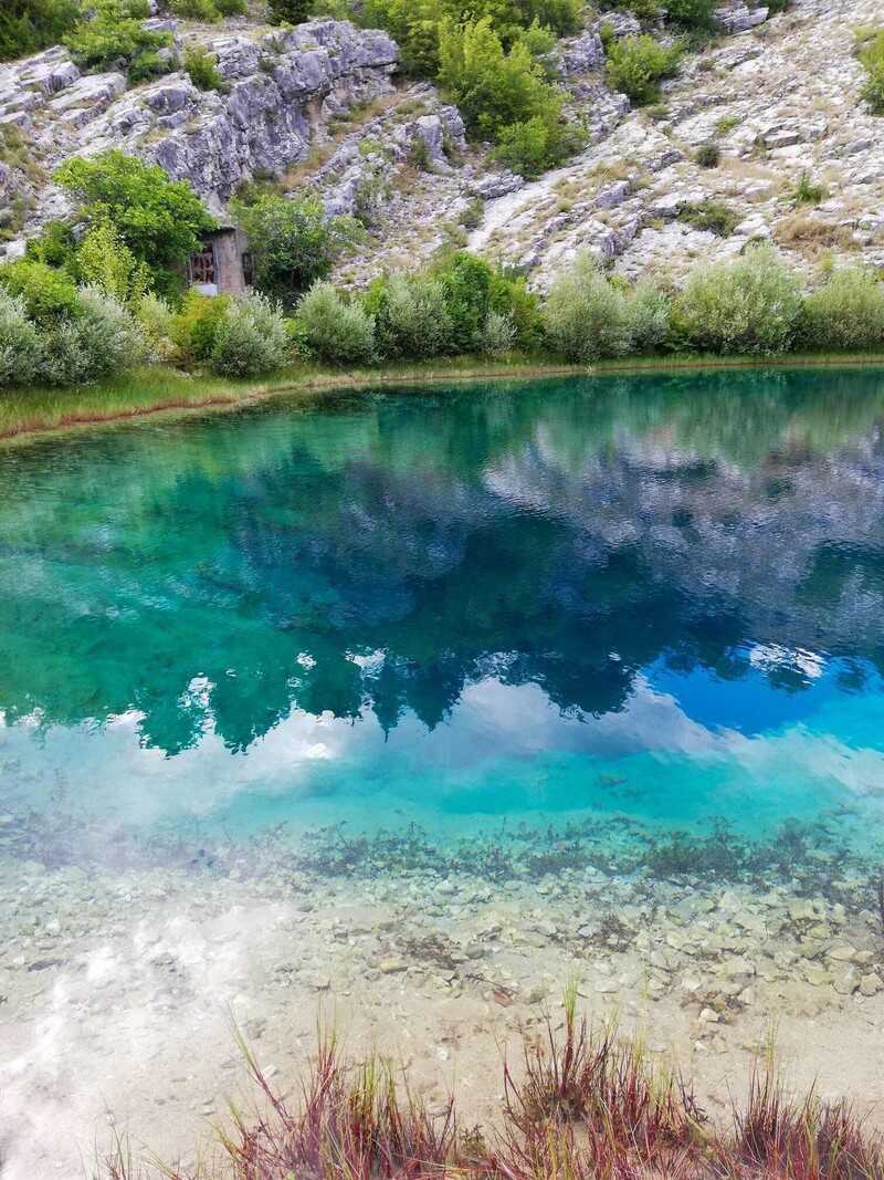 source de la rivière cetina eau turquoise et verte à Izvor cetine