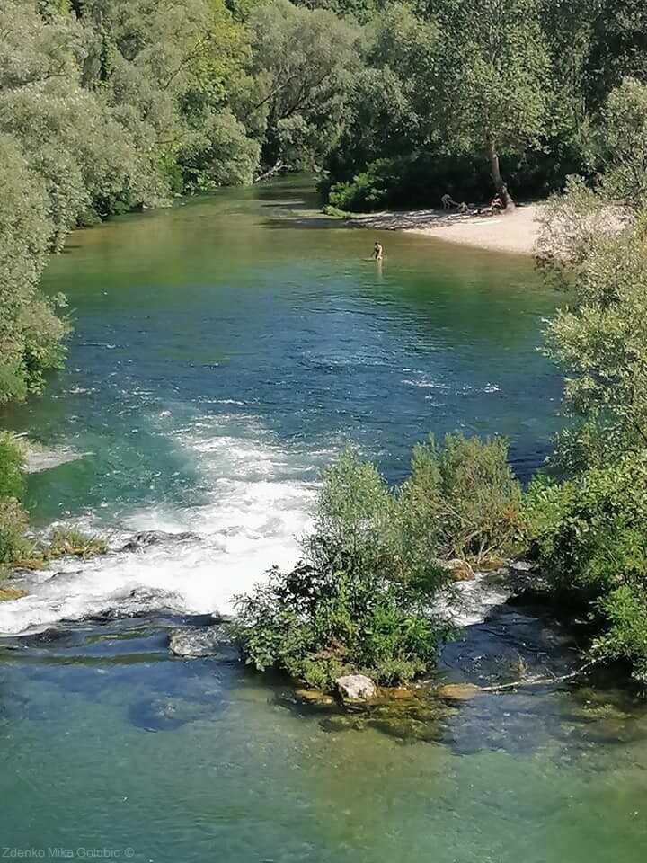 baignade dans la rivière cetina à Blato na cetini