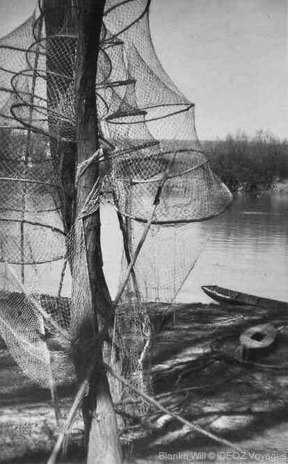 filets et barques sur la drave en 1950 par Tomislav Pavlinek