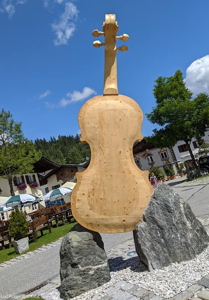 Mittenwald statue d'un luth dans la capitale allemande des luthiers