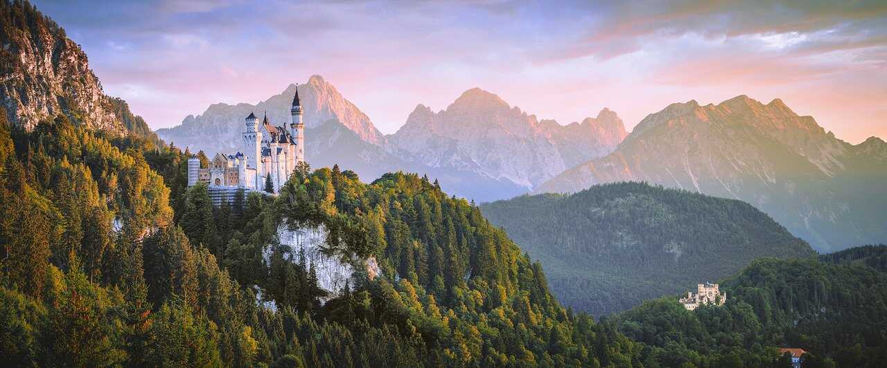 chateau neuschwanstein dans le schwangau sur son éperon rocheux