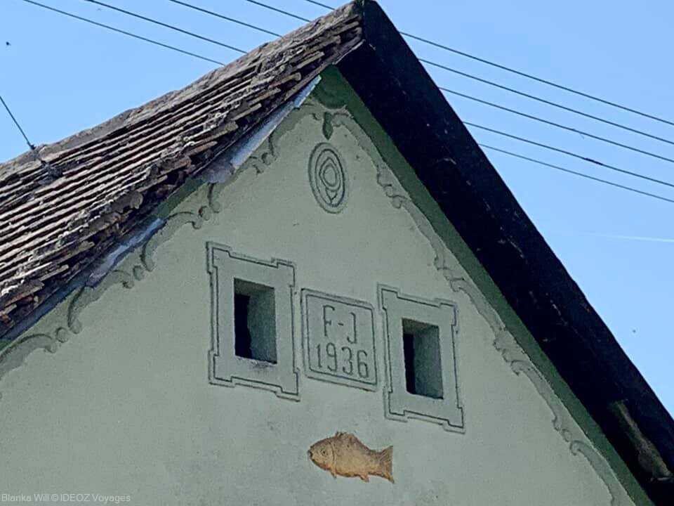ornement d'un poisson sur une façade d'une maison traditionnelle à kopacevo