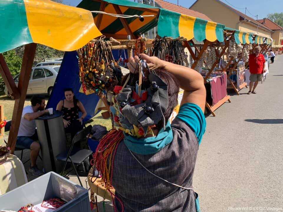 marchands du marché artisanal de Kopacevo lors des journées des pêcheurs