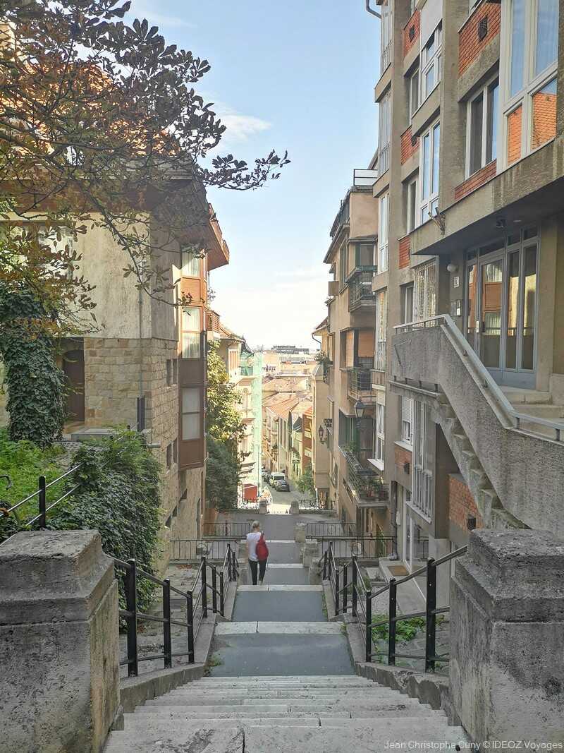 rue et escaliers dans le quartier du château à budapest